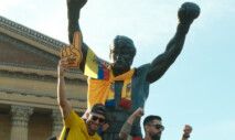 Equatorianos vestem estátua de Rocky na Filadélfia