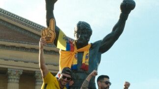 Equatorianos vestem estátua de Rocky na Filadélfia