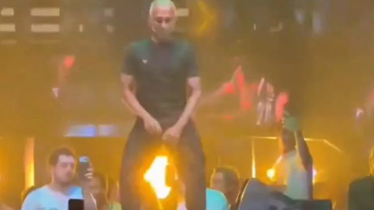 Romário dançando no palco de balada em Miami após vitória da Seleção