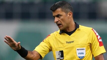 O árbitro Sandro Meira Ricci, do jogo entre as equipes da SE Palmeiras e São Paulo FC, durante partida válida pela vigésima segunda rodada, do Campeonato Brasileiro