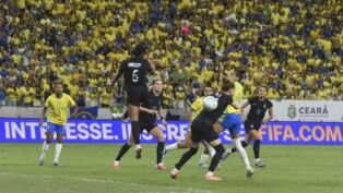 Brasil e Estados Unidos durante amistoso internacional de futebol feminino realizado na Arena Castelão
