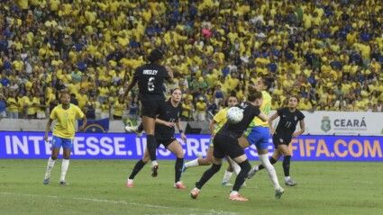 Brasil e Estados Unidos durante amistoso internacional de futebol feminino realizado na Arena Castelão