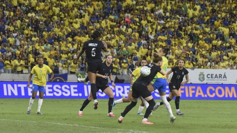 Brasil e Estados Unidos durante amistoso internacional de futebol feminino realizado na Arena Castelão