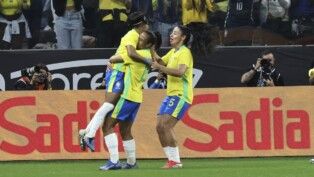 Tainá Maranhão, do Brasil, comemora seu gol marcado sobre os Estados Unidos, em amistoso internacional do futebol feminino realizado na Neo Química Arena na zona leste da capital paulista