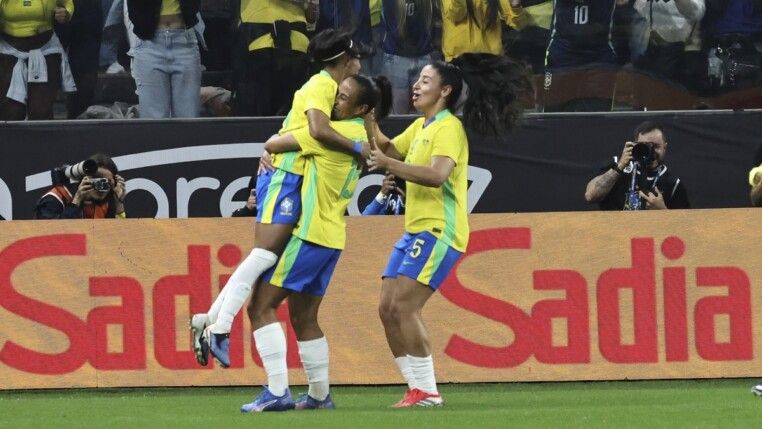 Tainá Maranhão, do Brasil, comemora seu gol marcado sobre os Estados Unidos, em amistoso internacional do futebol feminino realizado na Neo Química Arena na zona leste da capital paulista