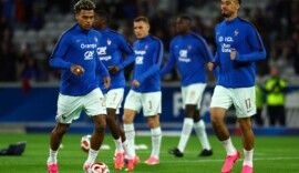 Désiré Doué e William Saliba participam do aquecimento da seleção francesa antes do amistoso contra a Irlanda do Norte, disputado no Decathlon Arena Stade Pierre-Mauroy, em Villeneuve-d'Ascq, nesta segunda-feira (08/06).