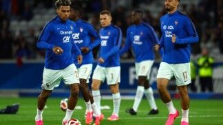 Désiré Doué e William Saliba participam do aquecimento da seleção francesa antes do amistoso contra a Irlanda do Norte, disputado no Decathlon Arena Stade Pierre-Mauroy, em Villeneuve-d'Ascq, nesta segunda-feira (08/06).