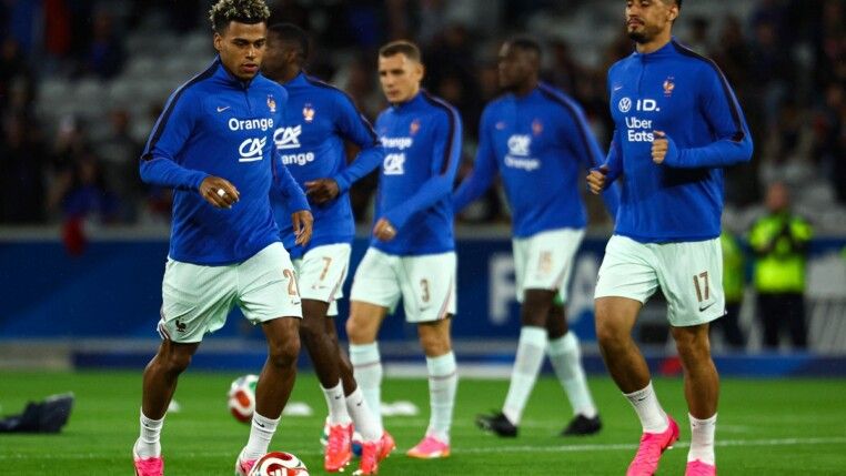 Désiré Doué e William Saliba participam do aquecimento da seleção francesa antes do amistoso contra a Irlanda do Norte, disputado no Decathlon Arena Stade Pierre-Mauroy, em Villeneuve-d'Ascq, nesta segunda-feira (08/06).
