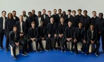 Jogadores da seleção inglesa posados para uma foto trajados em roupas sociais pretas