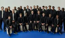 Jogadores da seleção inglesa posados para uma foto trajados em roupas sociais pretas