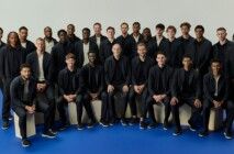 selecao-inglesa-time-copa Jogadores da seleção inglesa posados para uma foto trajados em roupas sociais pretas
