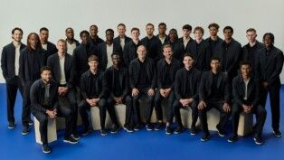 Jogadores da seleção inglesa posados para uma foto trajados em roupas sociais pretas