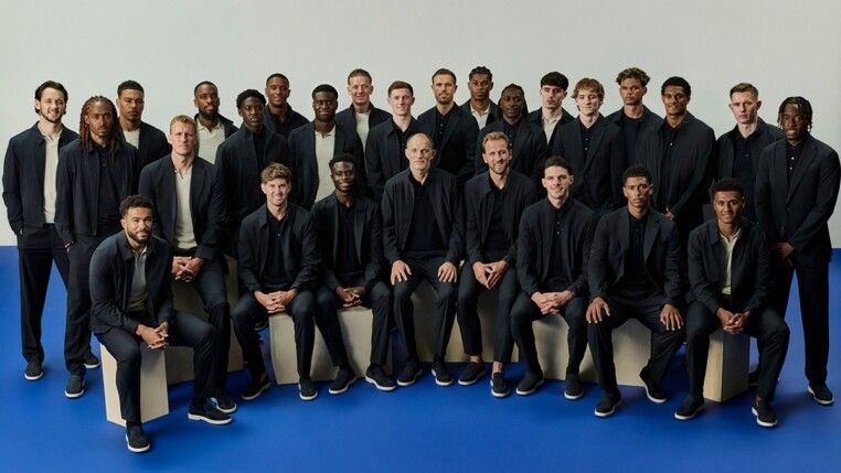 Jogadores da seleção inglesa posados para uma foto trajados em roupas sociais pretas
