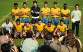 Seleção brasileira posada antes de jogo na série da Netflix sobre o tri