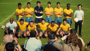 Seleção brasileira posada antes de jogo na série da Netflix sobre o tri
