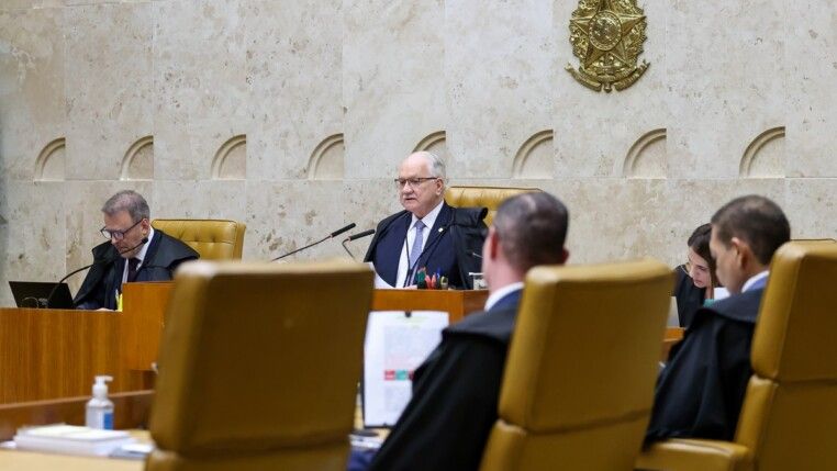 Plenário do Supremo visto de lado, com enfoque no presidente Edson Fachin