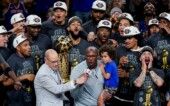 O técnico do New York Knicks, Mike Brown, comemora após a vitória sobre o San Antonio Spurs no Jogo 5 das Finais da NBA de 2026, no Frost Bank Center, resultado que garantiu o título da NBA de 2026 para a franquia nova-iorquina.