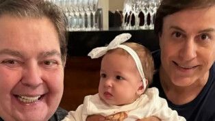 Tom Cavalcante apresenta neta a Faustão após alta hospitalar