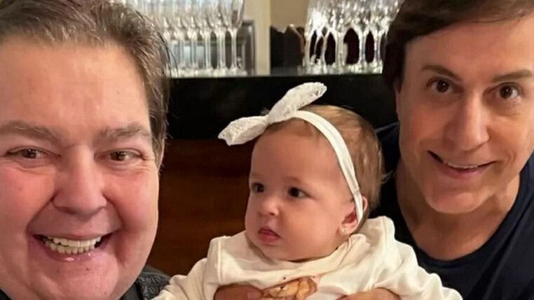 Tom Cavalcante apresenta neta a Faustão após alta hospitalar