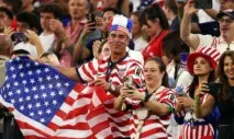 Torcedores dos Estados Unidos comemoram após a vitória por 4 a 1 sobre o Paraguai na estreia das equipes pelo Grupo D da Copa do Mundo de 2026, no Los Angeles Stadium, em Inglewood, Califórnia