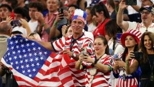 Torcedores dos Estados Unidos comemoram após a vitória por 4 a 1 sobre o Paraguai na estreia das equipes pelo Grupo D da Copa do Mundo de 2026, no Los Angeles Stadium, em Inglewood, Califórnia