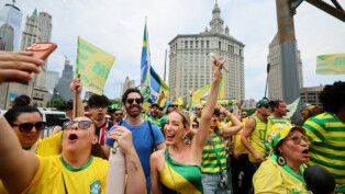 Torcida brasileira na Brooklyn Bridge, em NY
