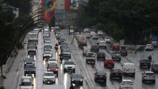 Trânsito intenso no Viaduto Júlio de Mesquita Filho, na região central da capital paulista, nesta quarta-feira, 24.