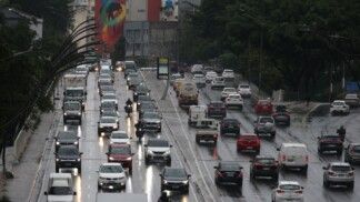 Trânsito intenso no Viaduto Júlio de Mesquita Filho, na região central da capital paulista, nesta quarta-feira, 24.