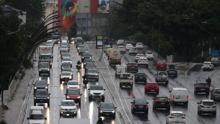 Trânsito intenso no Viaduto Júlio de Mesquita Filho, na região central da capital paulista, nesta quarta-feira, 24.