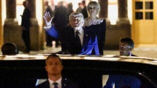O presidente dos Estados Unidos, Donald Trump, faz um gesto ao deixar o Palácio de Versalhes, nos arredores de Paris, onde assinou acordo de paz