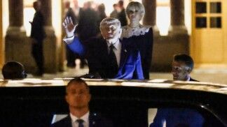 O presidente dos Estados Unidos, Donald Trump, faz um gesto ao deixar o Palácio de Versalhes, nos arredores de Paris, onde assinou acordo de paz
