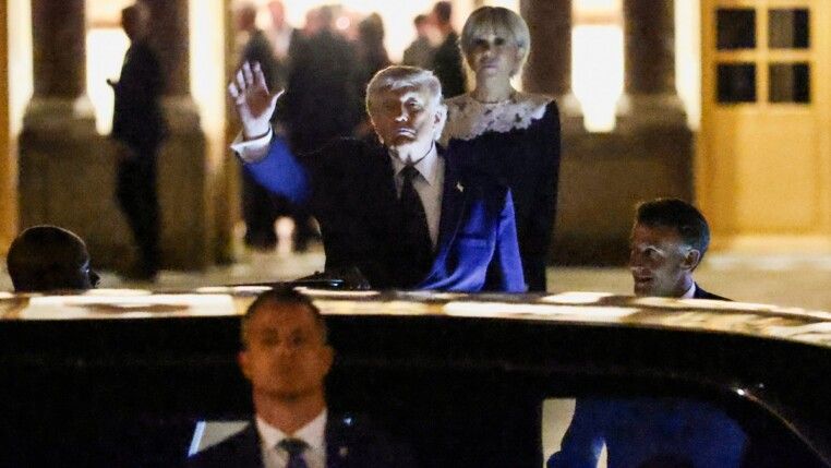 O presidente dos Estados Unidos, Donald Trump, faz um gesto ao deixar o Palácio de Versalhes, nos arredores de Paris, onde assinou acordo de paz
