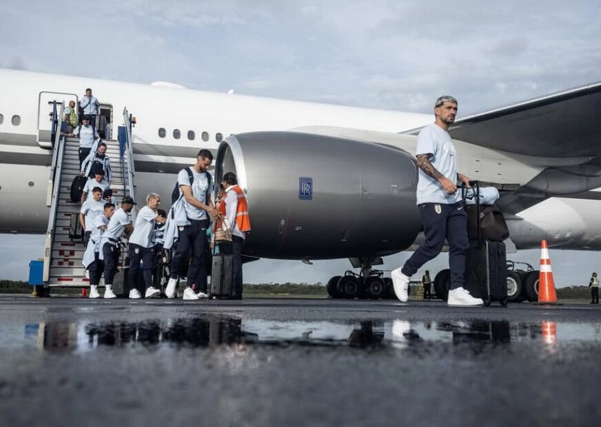 Seleção do Uruguai durante desembarque