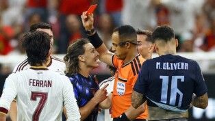 O atacante uruguaio Agustín Canobbio recebe cartão vermelho do árbitro Ismail Elfath durante a derrota do Uruguai por 1 a 0 para a Espanha, pela terceira rodada do Grupo H da Copa do Mundo de 2026, no Estádio Guadalajara, em Guadalajara, no México, em 26/06/2026
