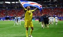 O goleiro Vozinha, de Cabo Verde, comemora após empate contra a Espanha na estreia