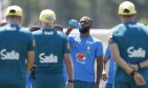 Igor Thiago tomando água