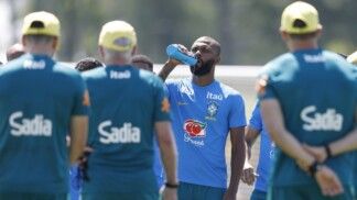 Igor Thiago tomando água