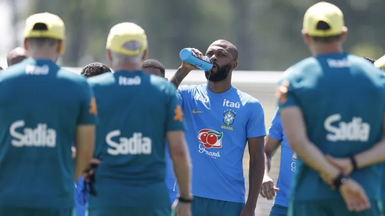 Igor Thiago tomando água