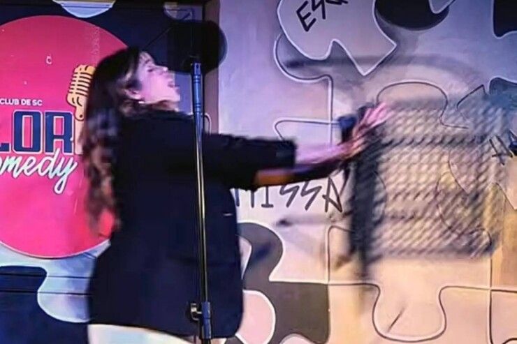 Quem é a comediante chamada de gorda que levou cadeirada em Florianópolis