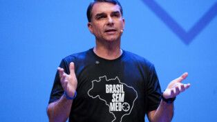 Apoio de Bolsonaro a Flávio isola Michelle e deixa casamento "por um fio"