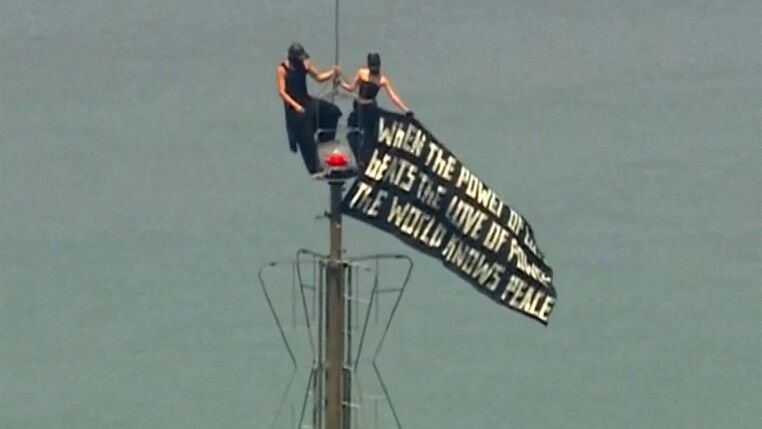 Casal mascarado escala antena do Empire State e pede casamento