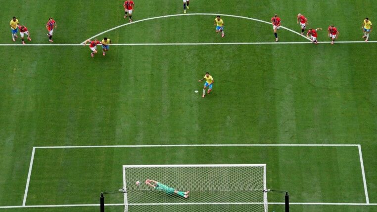 Bruno Guimarães bate e perde pênalti contra a Noruega