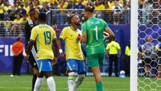 Futebol — Copa do Mundo da FIFA 2026 — oitavas de final — Brasil x Noruega — Estádio de Nova York–Nova Jersey, em East Rutherford, Nova Jersey, EUA — 05/07/2026. Neymar Jr., do Brasil, reage ao lado do goleiro Ørjan Nyland, da Noruega, após a partida.