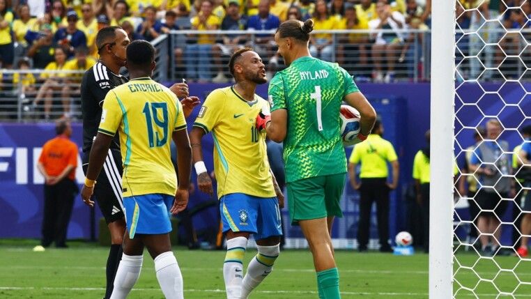 Futebol — Copa do Mundo da FIFA 2026 — oitavas de final — Brasil x Noruega — Estádio de Nova York–Nova Jersey, em East Rutherford, Nova Jersey, EUA — 05/07/2026. Neymar Jr., do Brasil, reage ao lado do goleiro Ørjan Nyland, da Noruega, após a partida.