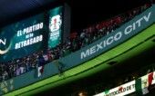 Futebol — Copa do Mundo da FIFA 2026 — oitavas de final — México x Inglaterra — Estádio Azteca, Cidade do México, México — 05/07/2026. Visão geral do telão no interior do estádio exibindo uma mensagem enquanto a partida é adiada.