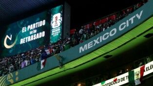 Futebol — Copa do Mundo da FIFA 2026 — oitavas de final — México x Inglaterra — Estádio Azteca, Cidade do México, México — 05/07/2026. Visão geral do telão no interior do estádio exibindo uma mensagem enquanto a partida é adiada.
