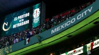 Futebol — Copa do Mundo da FIFA 2026 — oitavas de final — México x Inglaterra — Estádio Azteca, Cidade do México, México — 05/07/2026. Visão geral do telão no interior do estádio exibindo uma mensagem enquanto a partida é adiada.