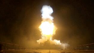 Um projétil é disparado durante o que o Comando Central dos EUA (CENTCOM) classificou como a terceira rodada de ataques desta semana contra o Irã