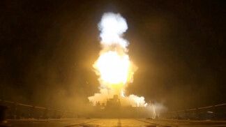 Um projétil é disparado durante o que o Comando Central dos EUA (CENTCOM) classificou como a terceira rodada de ataques desta semana contra o Irã