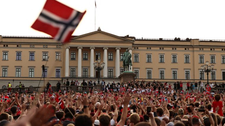Norwegian men’s football team arrives in Oslo